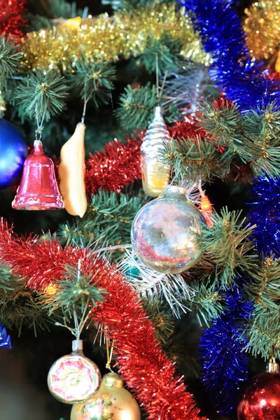 Brinquedos em abeto de Natal verde — Fotografia de Stock