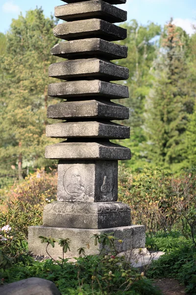 Japonya bahçesindeki taş sütun — Stok fotoğraf