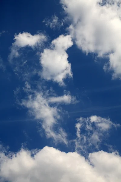 Nube su cielo blu — Foto Stock