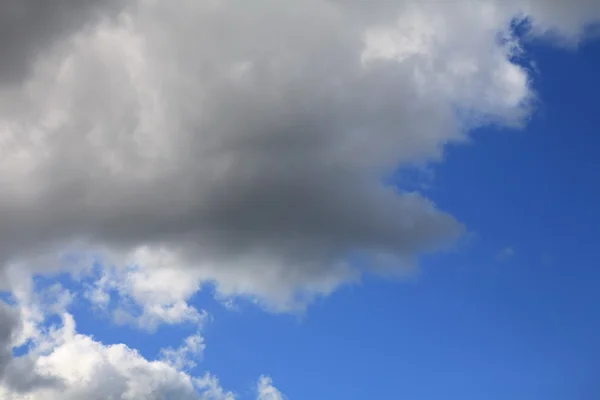 Nuvem no céu azul — Fotografia de Stock