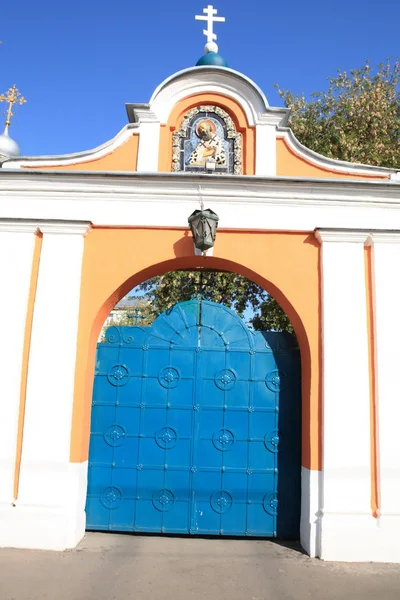 Kościół brama w dzień — Zdjęcie stockowe