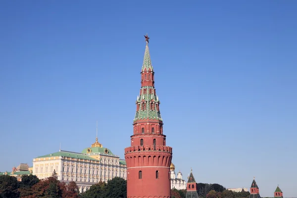 Torre do Kremlin no fundo do céu — Fotografia de Stock