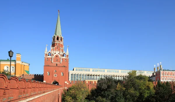Кремлевская башня на фоне неба — стоковое фото