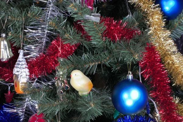 Jouets sur sapin de Noël vert — Photo