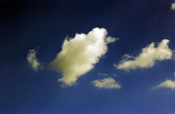 Wolken am blauen Himmel — Stockfoto