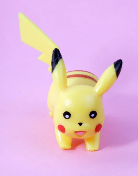plastik oyuncak pembe bir arka plan üzerinde