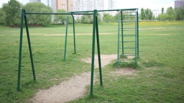 Şehir parkında yatay bar 