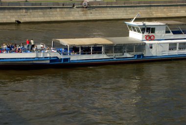 Şehir merkezinde nehir kenarında bir tekne.