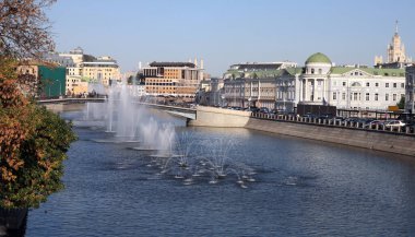 Nehirdeki birçok çeşme