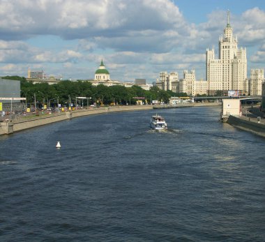 Şehir merkezinde nehir kenarında bir tekne.