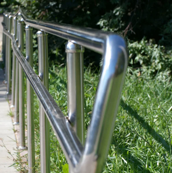 Güneşli Yaz Gününde Parkta Metal Çitler — Stok fotoğraf