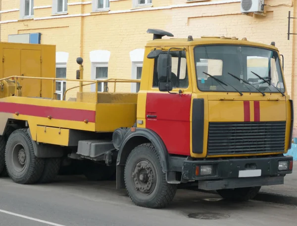 Красный Желтый Аварийный Грузовик Асфальтированной Дороге — стоковое фото