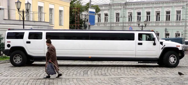 Mormor Och Vit Brölloplimousine — Stockfoto