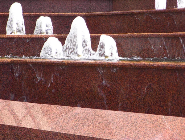 花崗岩の足跡に噴水があり — ストック写真