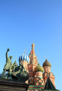 Kutsanmış fesleğen katedrali ve Minin ve Pozharsky Heykeli.