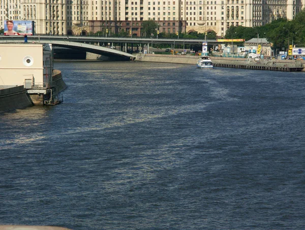 市内中心部の川で — ストック写真