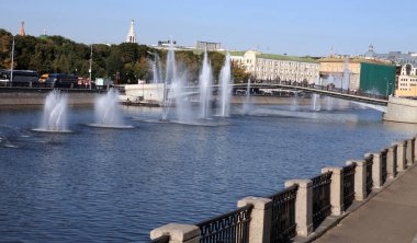 Nehirdeki birçok çeşme