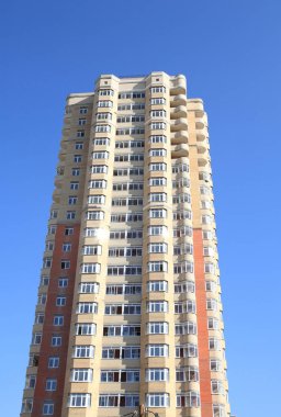 Kuru, güneşli yaz gününde ev inşaatı