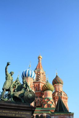 Kutsanmış fesleğen katedrali ve Minin ve Pozharsky Heykeli.