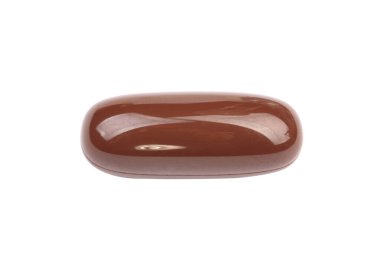 Beyaz arka planda izole edilmiş kahverengi jelatinli bir hap.