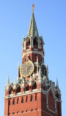 Şehir merkezinde gökyüzü arka planı üzerine Kremlin kulesi 