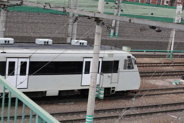 昼間に移動する鉄道の列車は — ストック写真