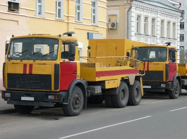 Красный Желтый Аварийный Грузовик Асфальтированной Дороге — стоковое фото