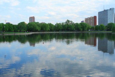 İlkbahar, gündüz şehir parkında