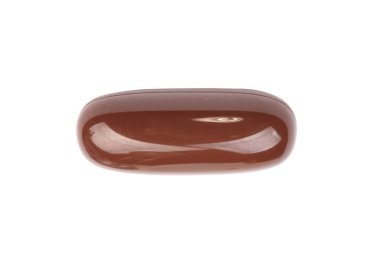 Beyaz arka planda izole edilmiş kahverengi jelatinli bir hap.