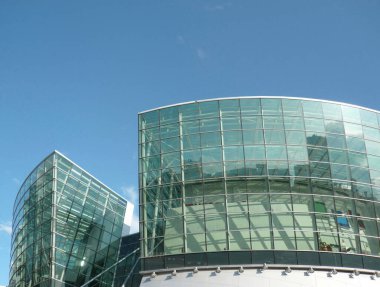 Gökyüzü arka planındaki ofis binasının kenarı