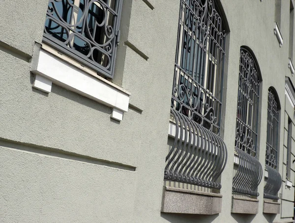 건기에 격자가 건물의 창문들 — 스톡 사진