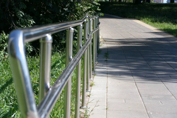 晴れた夏の日に公園の金属フェンス — ストック写真