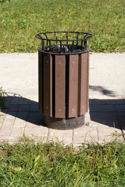 Güneşli yaz gününde Park 'ta çöp tenekesi.