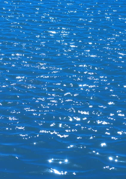 Blendung Auf Dem Wasser Stadtparkteich Bei Trockenem Sonnigem Sommertag — Stockfoto