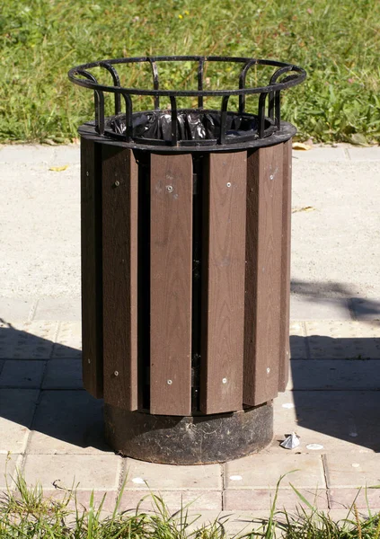 Dustbin Park Dry Sunny Summer Day — Stock Photo, Image