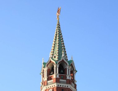 Şehir merkezinde gökyüzü arka planı üzerine Kremlin kulesi 
