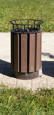 Güneşli yaz gününde Park 'ta çöp tenekesi.