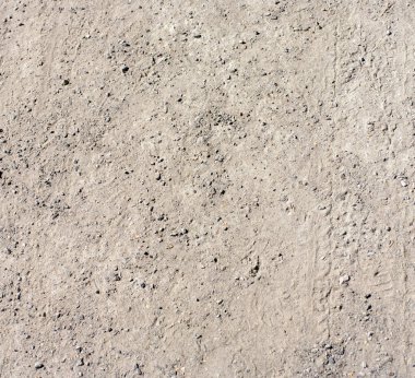 Parktaki yolda küçük kum ve çakıl. Güneşli yaz gününde.