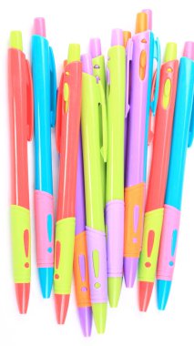 Beyaz Arkaplanda çok sayıda tükenmez kalem