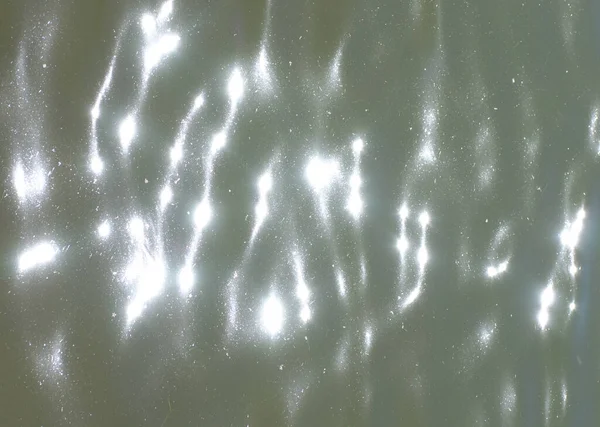 在阳光明媚的干燥夏日 城市公园池塘里的水面上闪烁着光芒 — 图库照片