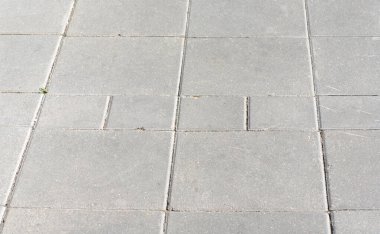 Kuru güneşli yaz gününde parke taşı arka planda