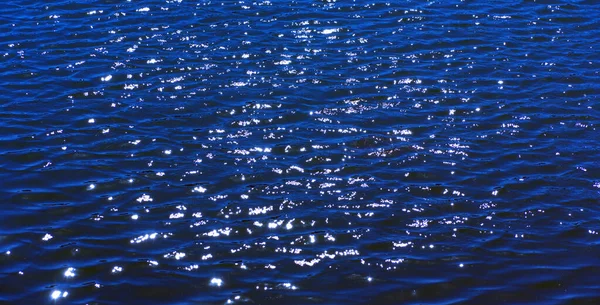 Brilho Água Lagoa Parque Cidade Dia Ensolarado Seco Verão — Fotografia de Stock