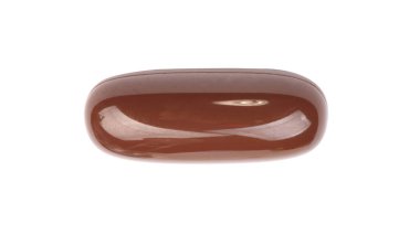 Beyaz arka planda izole edilmiş kahverengi jelatinli bir hap.