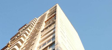 Kuru bir güneşli gün ev inşa kenarı