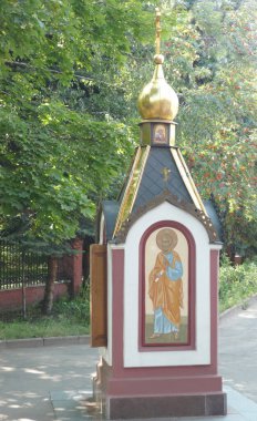 Kuru, güneşli bir yaz gününde dini bir dükkan.