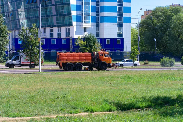 Pomarańczowy Samochód Ciężarowy Asfaltowej Drodze Suchy Słoneczny Letni Dzień — Zdjęcie stockowe