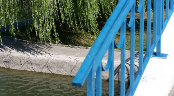 Ponte Sobre Lagoa Parque Dia Verão Ensolarado Seco — Fotografia de Stock