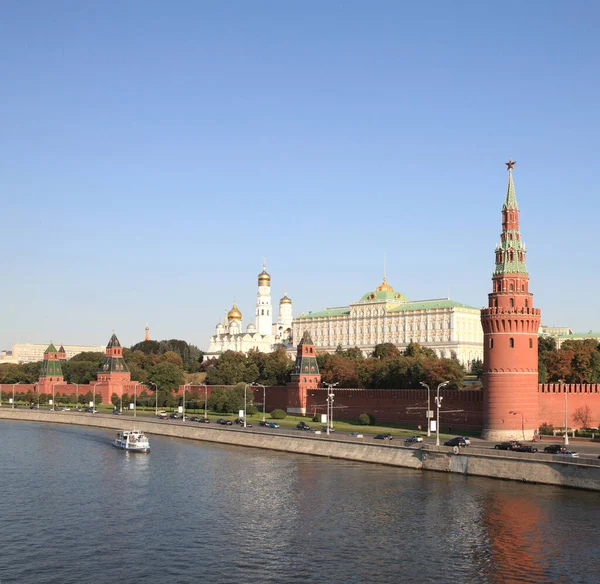 Moscow Kremlin Tower Quay River Dry Sunny Summer Day — Stock Photo, Image