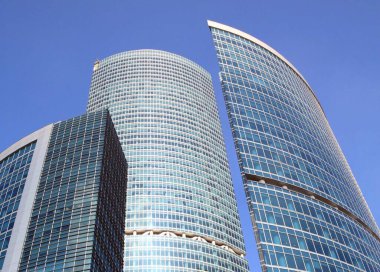 Gökyüzü arka planındaki ofis binasının kenarı