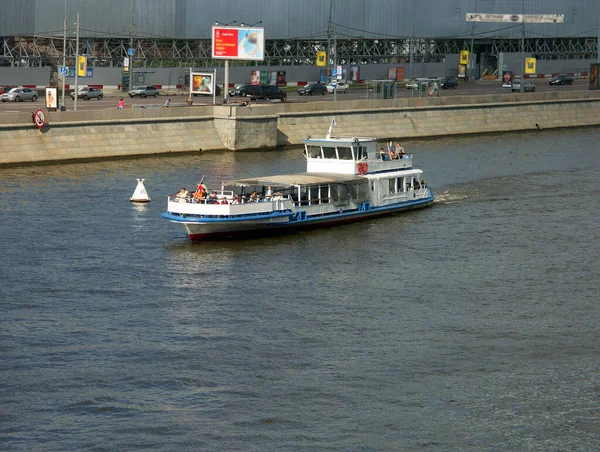 市中心河上的小船 — 图库照片